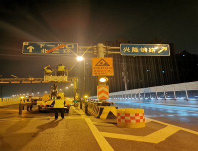 黄石郑州市北三环彩虹桥交通标志牌安装现场